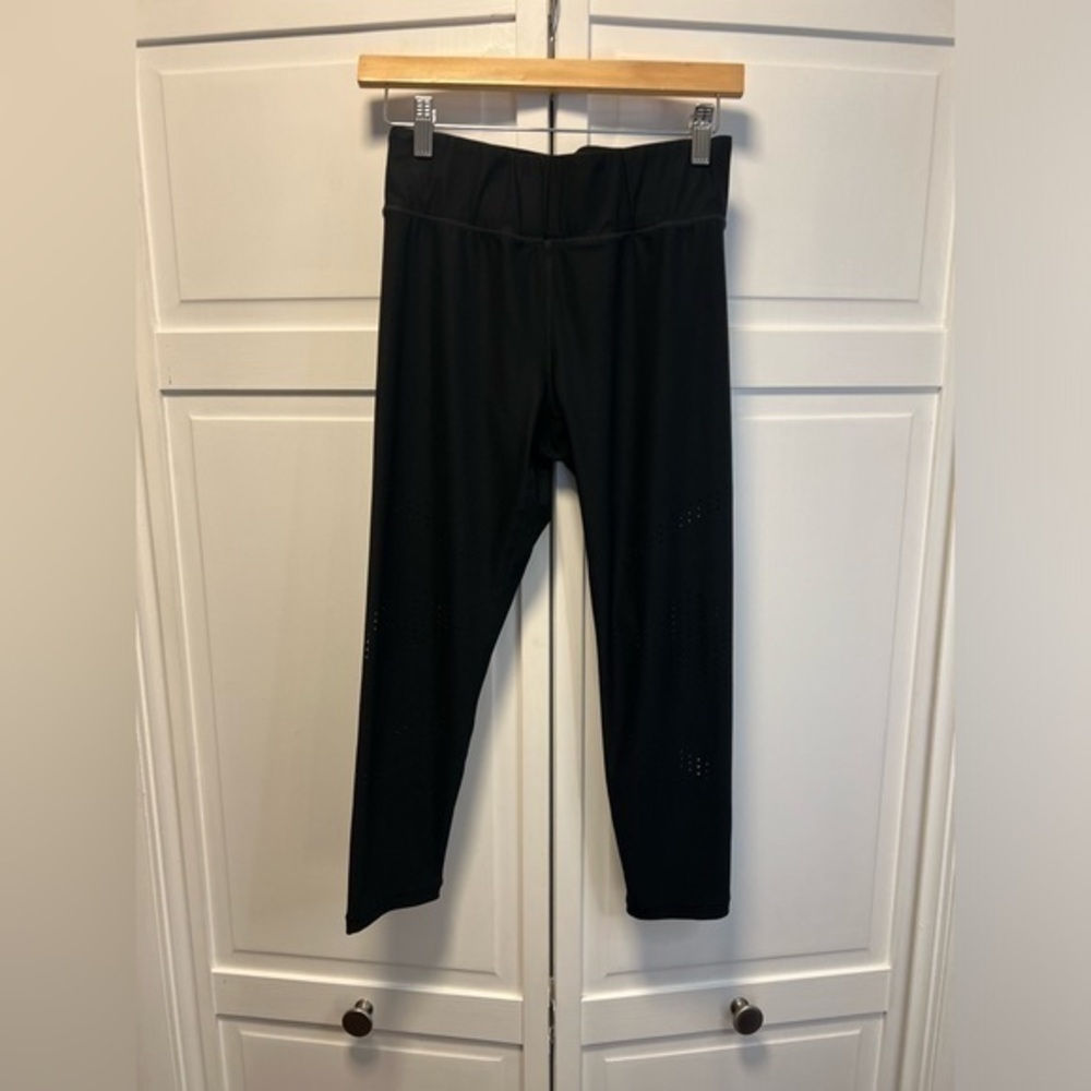Spalding Capri/Crop Leggings With Laser Cut Detail on Legs Size Medium